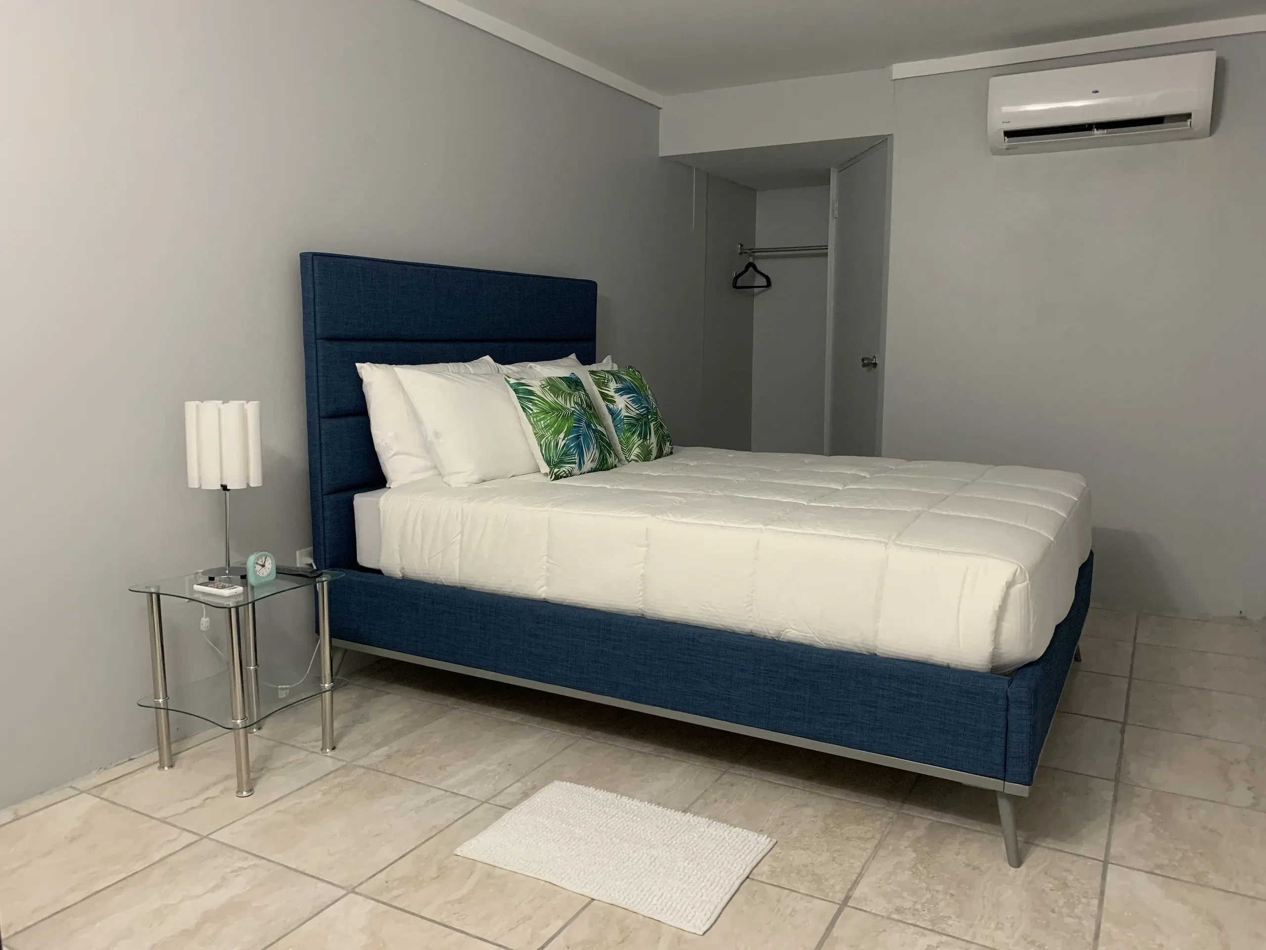 Habitación queen con closet y aire acondicionado