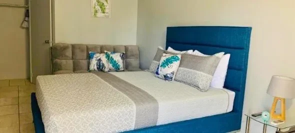 Habitación con cama queen y futón