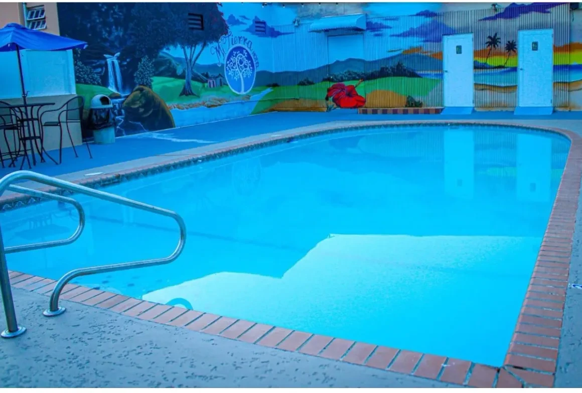 Piscina con mural decorativo de Hotel Mi Tierra