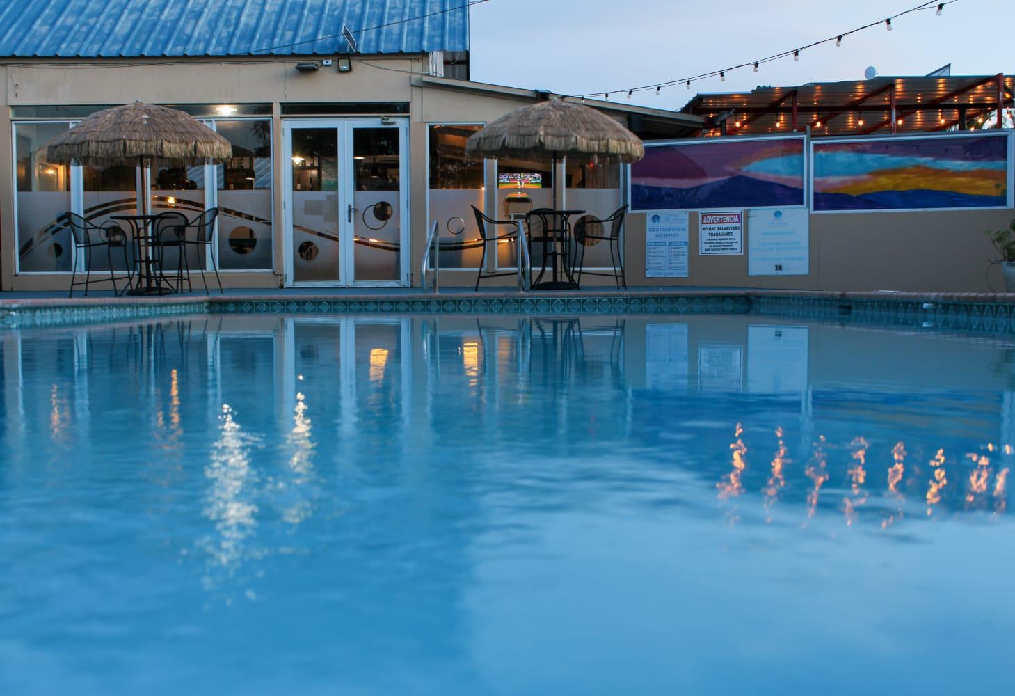 Hotel Mi Tierra — piscina al atardecer